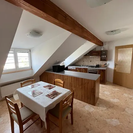 アパート Harrison Homes 02 Terrace And Parking *