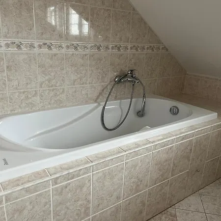 Harrison Homes 02 Terrace And Parking アパート