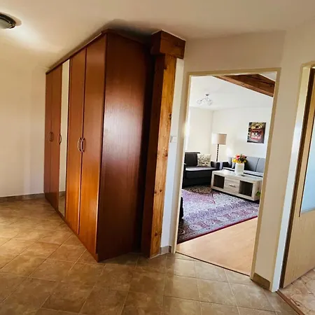 アパート Harrison Homes 02 Terrace And Parking プラハ